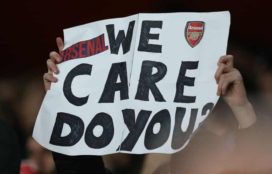 An Arsenal fan holds a poster up at Unai Emery’s final game.