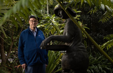 William Robinson près de la statue de sa défunte épouse, Shirley, dans son jardin.
