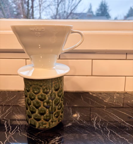 Un gotero de café cerámico Hario V60 02