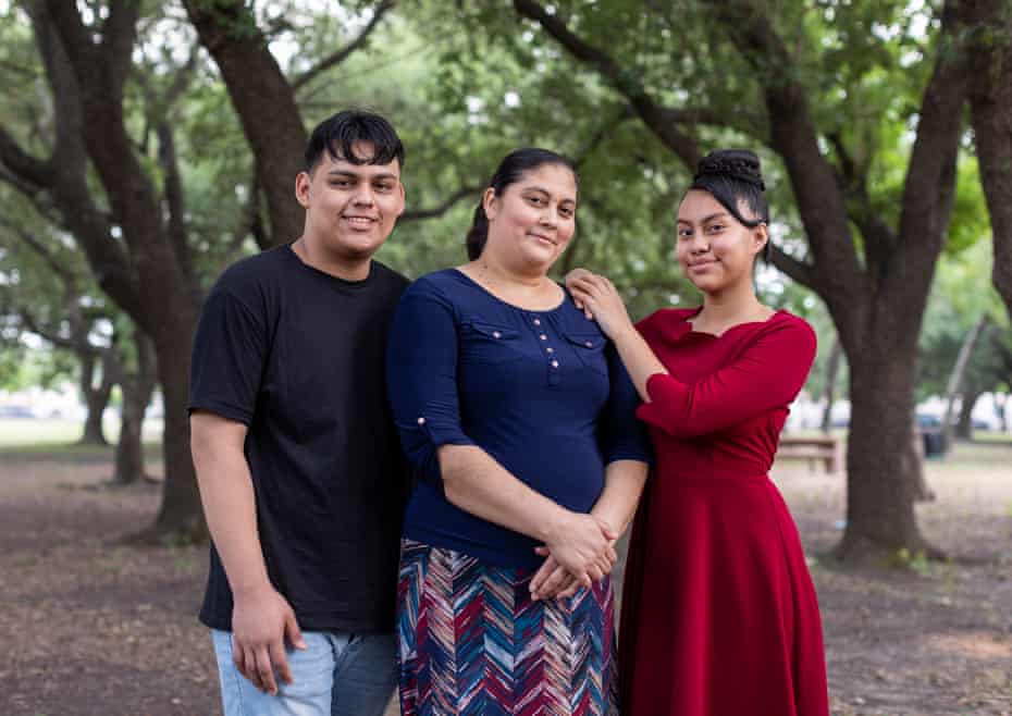 Alex with his mother, Mirna, and cousin Dayana.