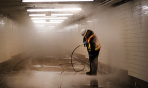La ville de New York sur le bord de la propagation du coronavirus <br> NEW YORK, NEW YORK - 11 MARS: Des travailleurs nettoient une station de métro à Brooklyn alors que la ville de New York affronte l'épidémie de coronavirus le 11 mars 2020 à New York. Le président Donald Trump a annoncé mercredi soir qu'il limitait les voyages des passagers de 26 pays européens vers les États-Unis afin de contenir le coronavirus qui se propage rapidement dans le monde et en Amérique. (Photo de Spencer Platt / Getty Images)
