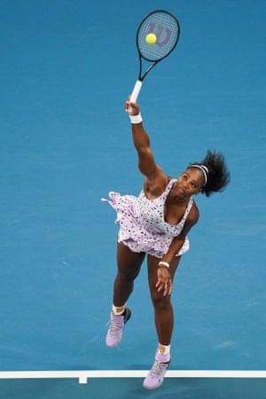Serena Williams de los Estados Unidos sirve durante su partido de segunda ronda contra Tamara Zidansek.