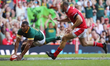 Damian Willemse touches down for South Africa in the second half.