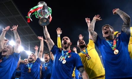 Italy lift the trophy in 2020.