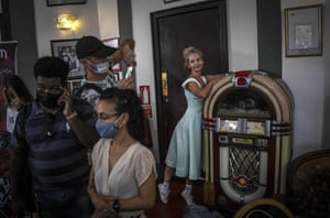 주크박스 옆에 있는 관광객