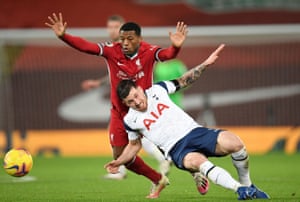 Pierre-Emile Højbjerg battles with Georginio Wijnaldum.