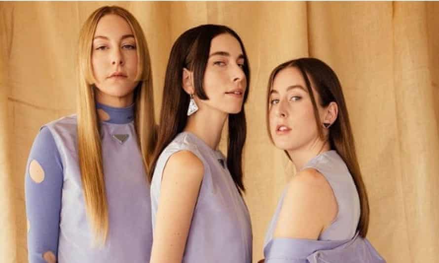 Haim wearing the hime cut for the Grammys