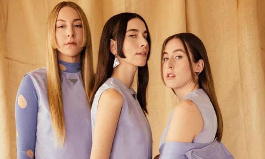 Haim wearing a ‘hime’ at the Grammys