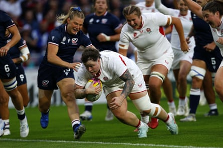 Hannah Botterman scoring for England against the USA.