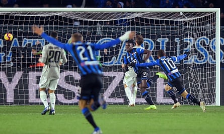 Duván Zapata scores Atalanta’s third goal against Juventus.