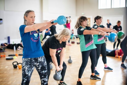 Soulever avec attitude… des femmes dans l'un des cours d'Anna Jenkins.