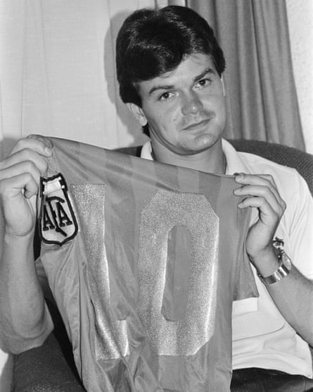 Steve Hodge holds up Diego MaradonaâÂÂs 1986 World Cup quarter-final shirt