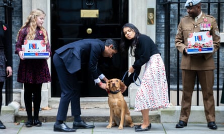 Sunak à l'extérieur de Downing Street : Dom, Dog et Non-Dom 