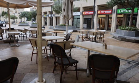 مقهى فارغ في وسط القدس 