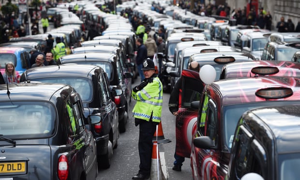 Taksiji blokirajo Whitehall med protestom proti odločitvi, da se Uberju podeli licenca za delovanje v Londonu leta 2016.