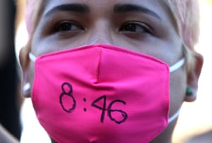 San Francisco, US A protester wears a face mask showing the length of time that George Floyd was pinned down by a Minneapolis police officer’s knee, during a demonstration in San Francisco