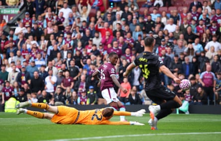 Jaidon Anthony slots the ball past Sunderland's keeper Robin Roefs to seal victory for Burnley.