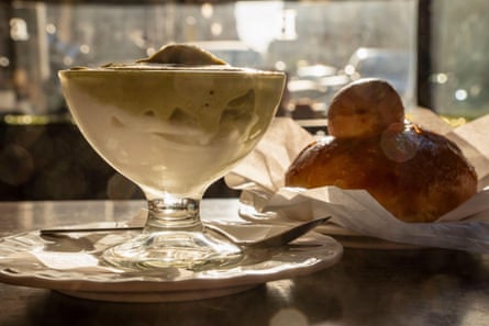 Pistachio granita served with brioche.