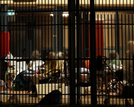 Ältere Bewohner in offenen Häusern /><p>Katherine ist kein Unbekannter für extreme Wetterereignisse, da sie in den letzten Jahren mehrere große Überschwemmungen erlebt hat. Die Geschwindigkeit und Intensität des <strong>Zyklons Narelle</strong> überraschte jedoch viele und zwang die Behörden dazu, sich zu bemühen, die am stärksten gefährdeten Bevölkerungsgruppen der Region zu schützen. Der seitlich offene Basketballplatz bot zwar einen einfachen Schutz, war jedoch keine optimale Lösung für gebrechliche Bewohner der Altenpflege, die spezielle Pflege und Unterstützung benötigen.</p><p>Lokale Behörden und Altenpfleger überprüfen derzeit Notfallevakuierungsprotokolle, um den Bewohnern bei künftigen Naturkatastrophen ein würdigeres und komfortableres Erlebnis zu gewährleisten. Die Sicherheit und das Wohlergehen dieser <strong>„gefährdeten“</strong> Personen, von denen viele aufgrund kognitiver Probleme unter öffentlicher Obhut stehen, haben weiterhin Priorität. Da der Klimawandel weiterhin zu mehr extremen Wetterereignissen führt, wird die Verbesserung der Katastrophenvorsorge für empfindliche Bevölkerungsgruppen für Gemeinden wie Katherine von entscheidender Bedeutung sein.</p><img src=