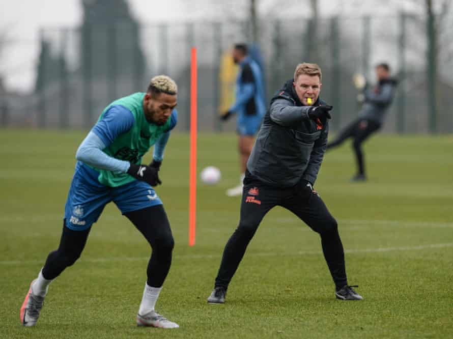 Eddie Howe grita instrucciones a Joelinton.