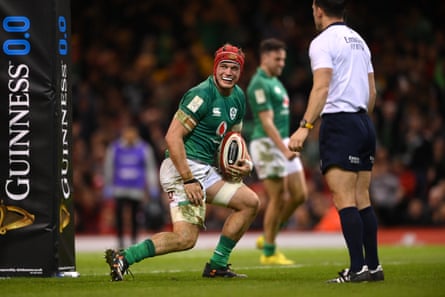 Van der Flier après avoir marqué le quatrième essai lors de la défaite des Six Nations d'Irlande contre le Pays de Galles à Cardiff