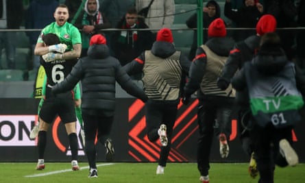 Aleksandr Selikhov’s penalty save denied Leicester a late reprieve as Spartak Moscow held on to beat Legia Warsaw and top the group.