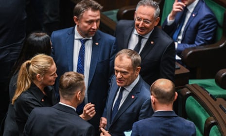 El líder de la Coalición Cívica (KO), Donald Tusk, se encuentra entre los miembros de su partido durante una sesión del parlamento el 11 de diciembre de 2023 en Varsovia, Polonia.