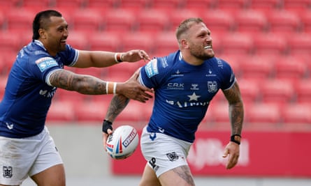 Josh Griffin dari Hull FC (kanan) merayakan percobaan dengan Ligi Sao