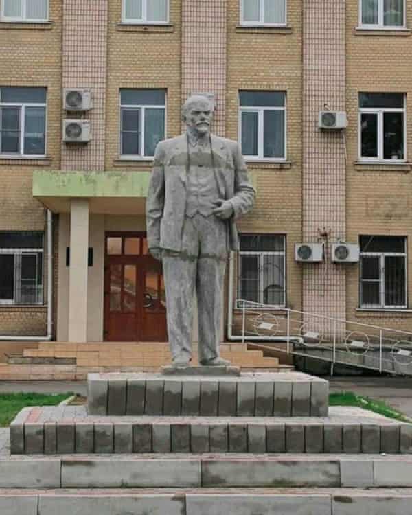 Le monument à Lénine qui a été récemment installé dans Henichesk occupé.
