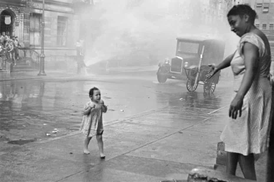 Helen Levitt New York, c 1940.