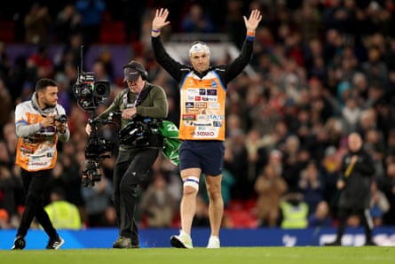 Kevin Sinfield reconnaît les fans à la mi-temps de la finale de la Coupe du monde de rugby à Old Trafford après avoir terminé sept ultramarathons en sept jours.