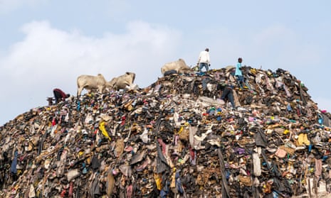 I vestiti usati importati invendibili marciscono in una discarica ad Accra, in Ghana, a marzo.