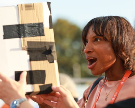 Η Denise Lewis παρακολουθεί την έκλειψη στο Μπέρμιγχαμ μέσω ενός κατάλληλου μηχανήματος.