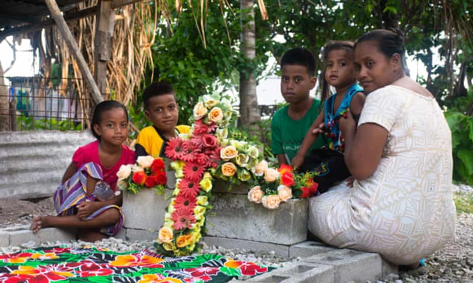 Eritara Aati Kaierua’s wife Tekarara, with their four children Robert, Aatii, Elizabeth and Tutu at his grave in Tarawa, Kiribati. The family have been left without their father after he was murdered on a fishing boat. Murder, fishing, over fishing.