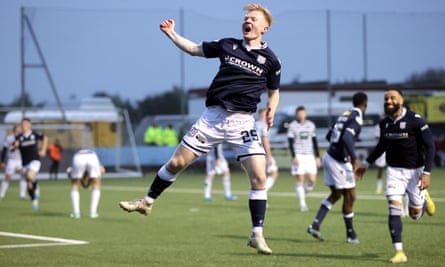 Lyall Cameron merayakan mencetak gol keempat Dundee melawan Queen's Park.