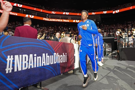 VJ Edgecombe của Philadelphia 76ers chạy ra khỏi đường hầm trước trận đấu của đội anh ấy với New York Knicks ở Abu Dhabi vào tháng 10.