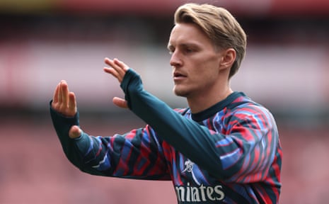Arsenal captain Martin Odegaard warms up ahead of kick-off.