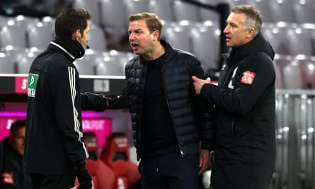 Florian Kohfeldt has to be held back by Frank Baumann during a discussion with the fourth official.