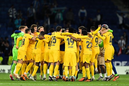 Arsenal, the Premier League title race and charges of ‘bottling’ | Soccer 2 Barcelona players celebrate