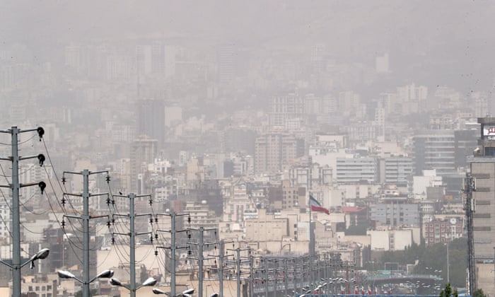تہران، ایران میں گردو غبار نے اسکائی لائن کو اپنی لپیٹ میں لے لیا۔