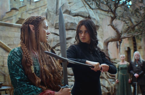 Anya Chalotra din The Witcher, despre abuzul fanilor și plecarea din serial a lui Henry Cavill: „Am încercat să mă separ de acest rol” 3 Look sharp … Mecia Simson and Anya Chalotra in the new season of The Witcher.