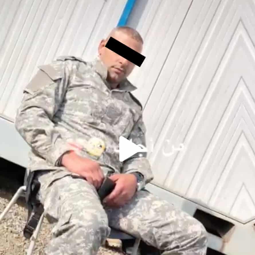 Ένας άντρας καθισμένος σε στρατιωτική εξάντληση, με εμφάνιση σαν πιστόλι, έκλεισε τα μάτια του για να προστατεύσει την ταυτότητά του  