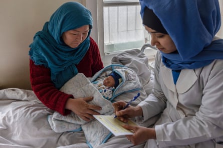 مادری در کابل پسر نوزاد خود را که در هفت ماهگی نابهنگام به دنیا آمده است، در آغوش می گیرد.