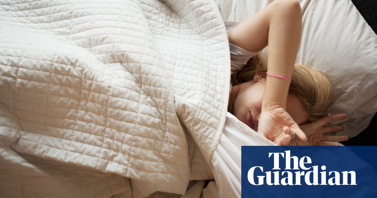 Teenagers who go to bed early and sleep longer have sharper brains, study finds