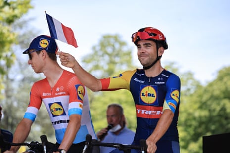 French rider Tony Gallopin of team Lidl-Trek waves prior the start of the 13th stage of the Tour de France.