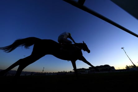 Le capitaine Morgs, monté par James Bowen, en route pour remporter le Citipost Handicap Hurdle.