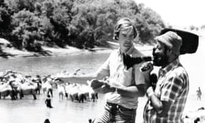 ከኋላ ጀርባ Dhillon ፣ በቀኝ ፣ በ 1977 ሶማል ውስጥ ከጆን ስኖው ጋር ፡፡