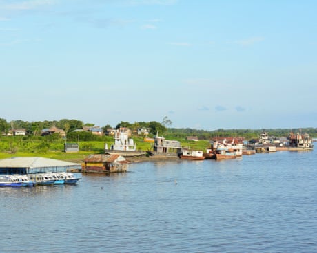 Varkat u ankoruan në një degë të lumit Amazon në Iquitos, Peru.