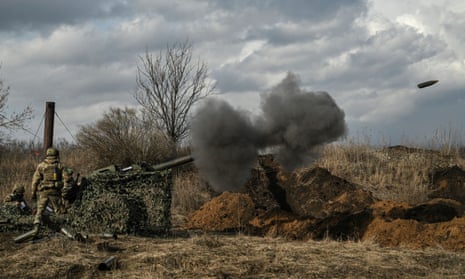 Ukrainian servicemen fire a howitzer towards Russian positions near Bakhmut, eastern Ukraine