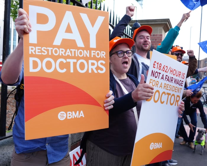Resident doctors in England accept government offer on pay and jobs